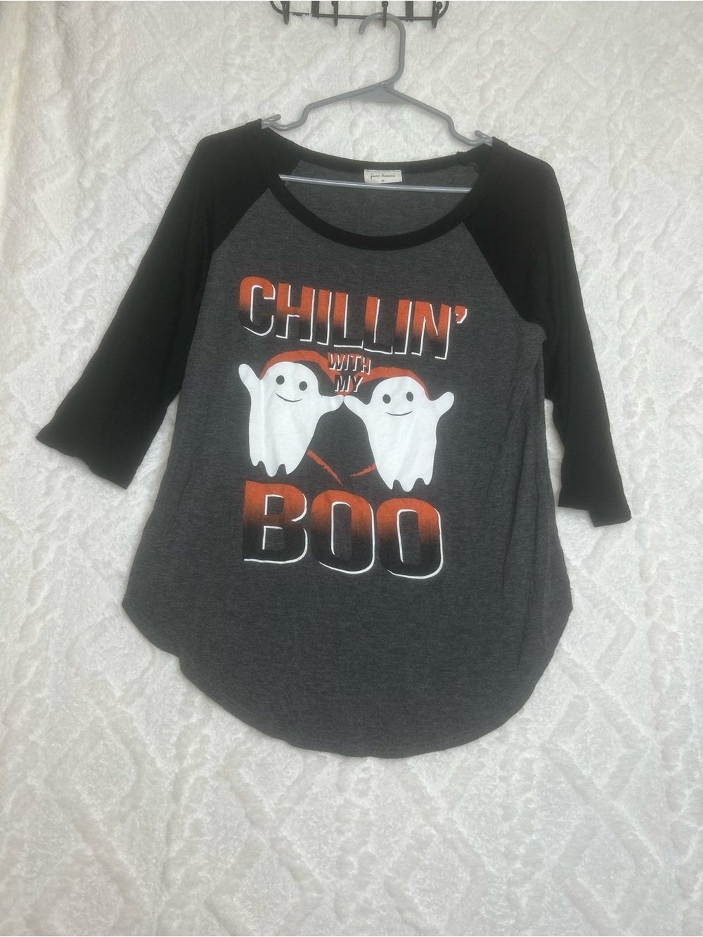 ‘Chillin' With My Boo' Ghost Women’s Raglan Tee - Black/Charcoal